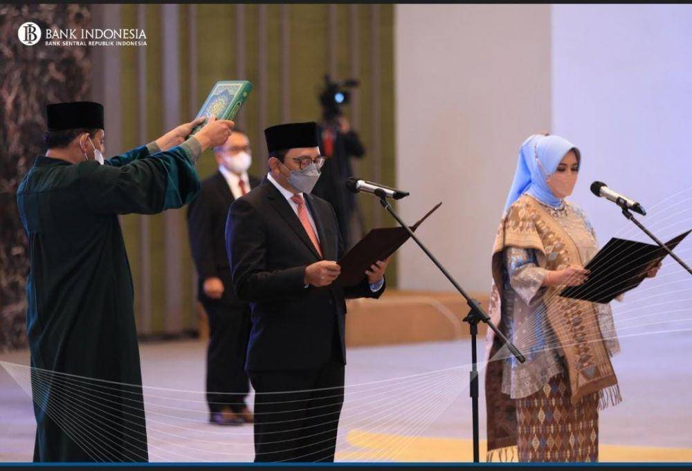 Pelantikan Juda Agung dan Aida S. Budiman sebagai Deputi Gubernur Bank Indonesia di Mahkamah Agung (dok. Bank Indonesia)