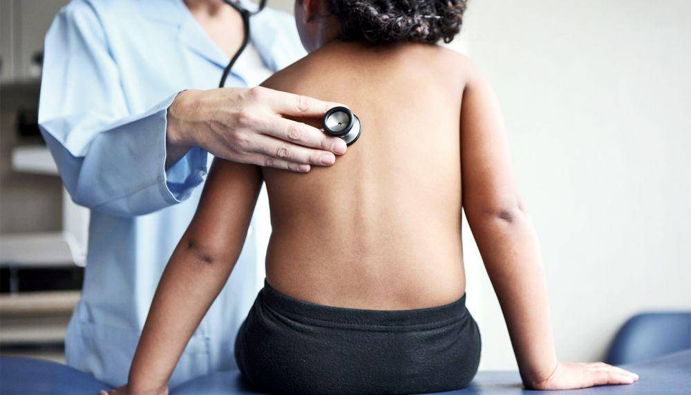 ilustrasi pemeriksaan anak oleh dokter untuk diagnosis TBC (futurity.org)