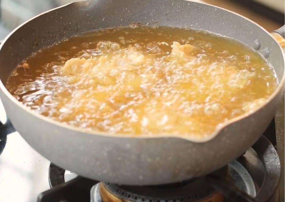 Proses memasak fried chicken (youtube.com/Devina Hermawan)