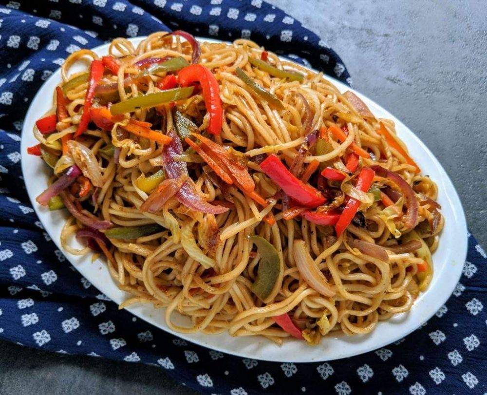 ilustrasi hidangan vegan Chinese noodle (vegecravings.com)