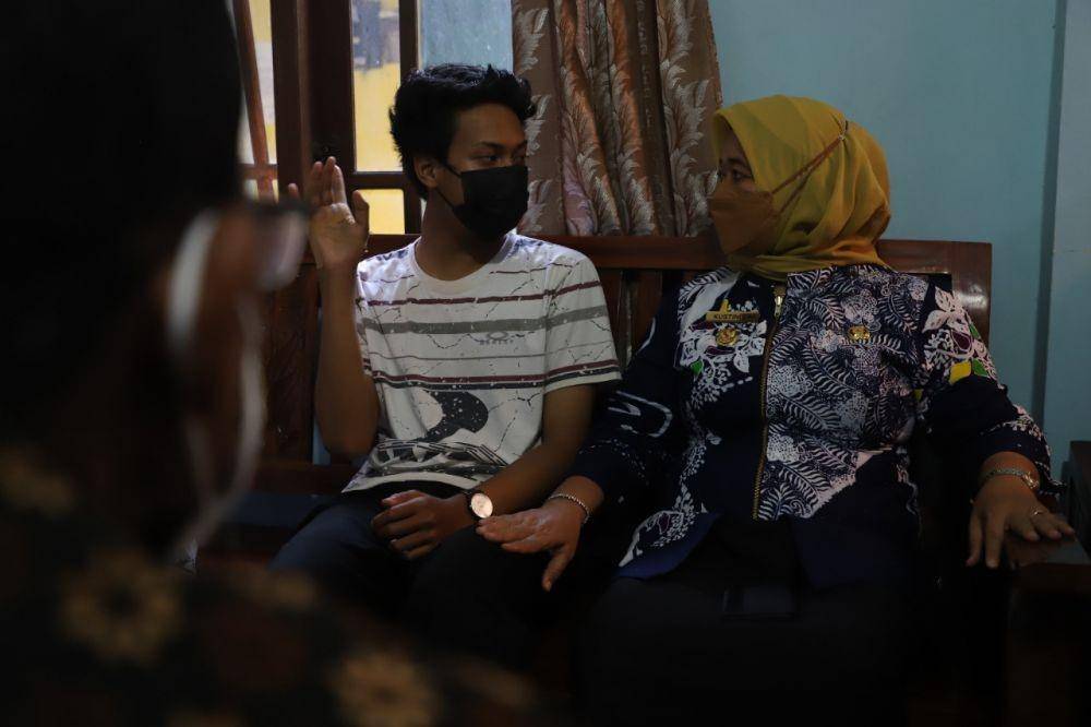 Bupati Sleman, Kustini Sri Purnomo, mengunjungi korban klitih. (Dok. Humas Pemkab Sleman)
