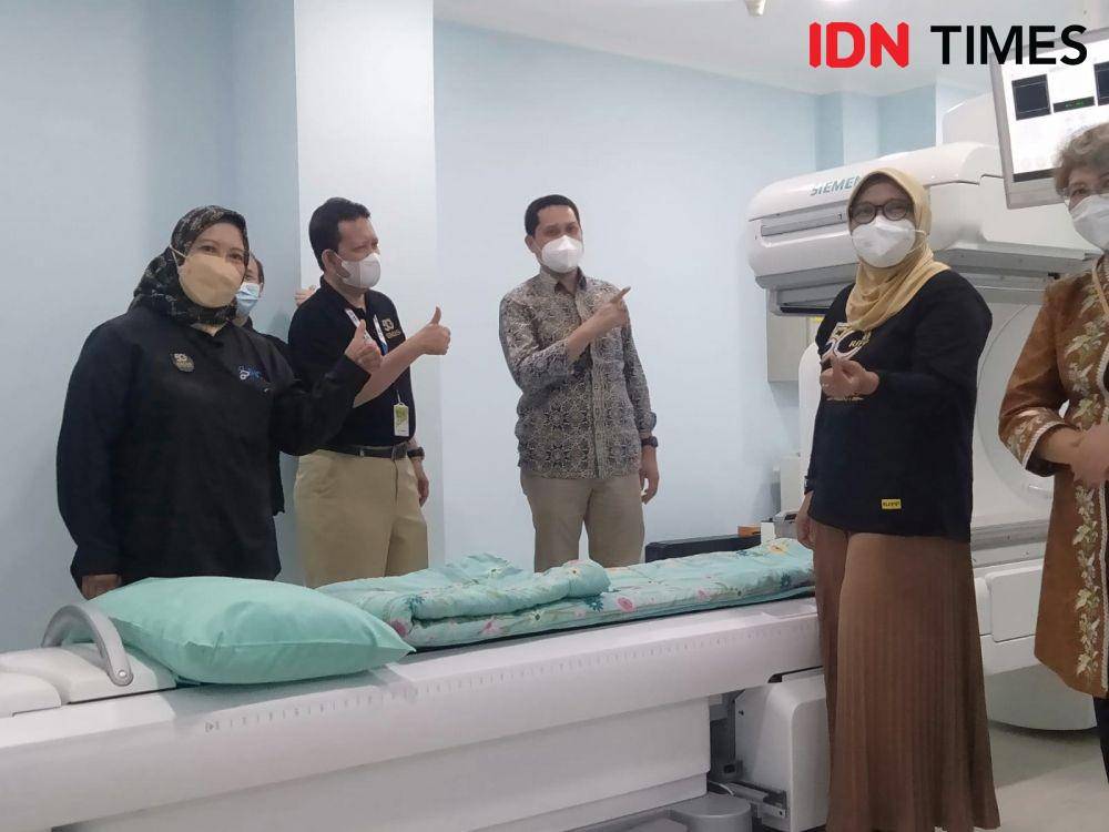 Dirut Pertamedika IHC  Fathema Djan Rachmat bersama   Dirut RSP Pertamina (RSPP) Syamsul Bahri meresmikan Instalasi Kedokteran Nuklir dan Teranostik, Kamis (6/1/2021)/ IDN Times/Dini Suciatiningrum)