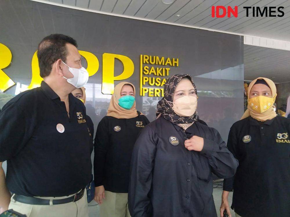 Dirut Pertamedika IHC  Fathema Djan Rachmat bersama   Dirut RSP Pertamina (RSPP) Syamsul Bahri melakukan sesi wawancara saat dalam perayaan ulang tahun ke-50 RSPP di Jakarta, Kamis (6/1/2021)/(IDN Times/Dini Suciatiningrum)
