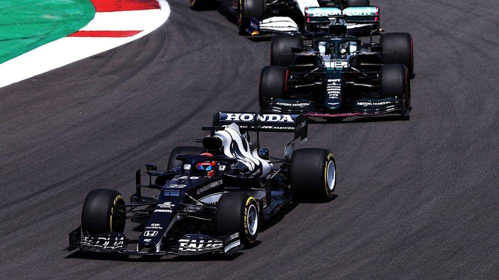 Yuki Tsunoda mengendarai mobil dalam sebuah balapan pada 2021. (formula1.com)