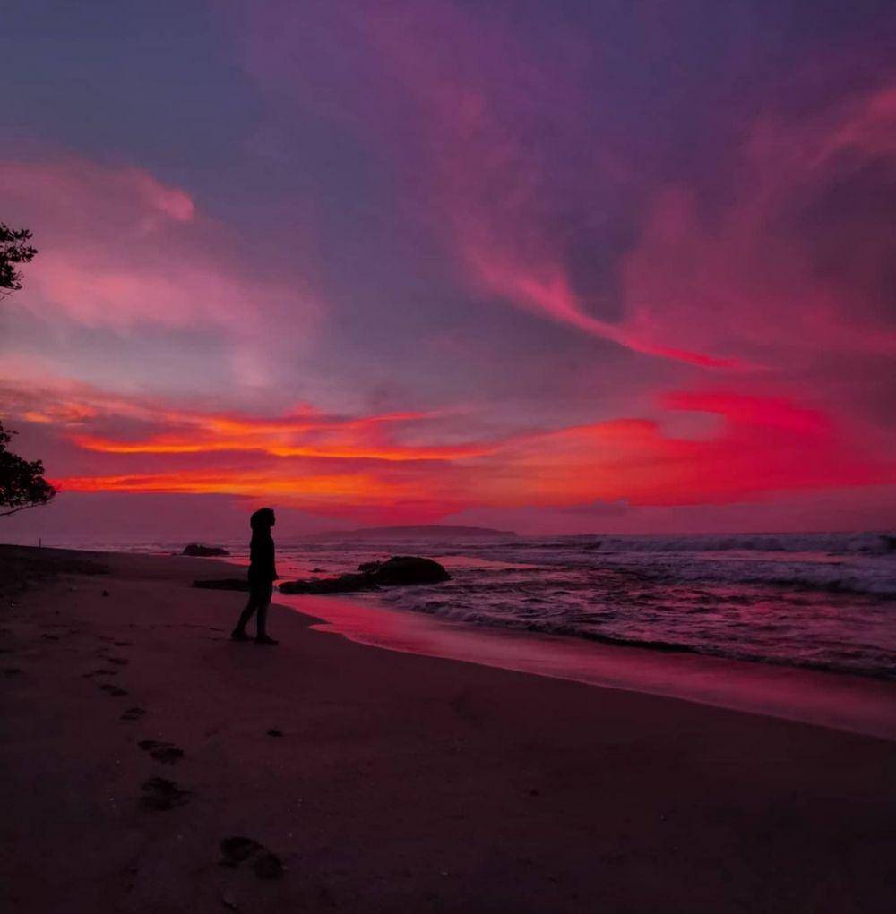 Pantai Karang Nini (instagram.com/thisisresstu)
