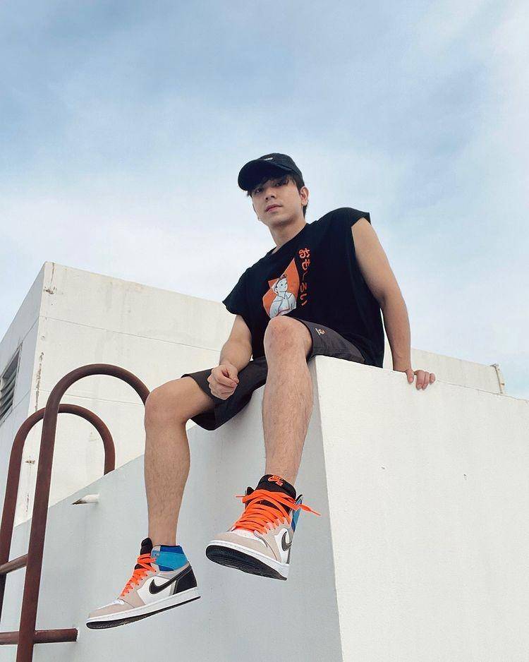Inspirasi outfit celana pendek ala Tommy Sittichok (instagram.com/tommysittichok)