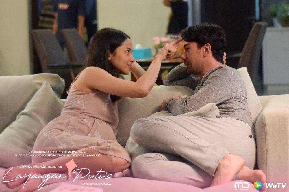 kemesraan Putri Marino dan Reza Rahadian di series Layangan Putus (dok. MD Entertainment/Layangan Putus)
