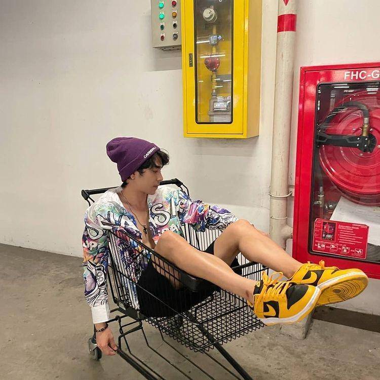 Inspirasi outfit celana pendek ala Tommy Sittichok (instagram.com/tommysittichok)