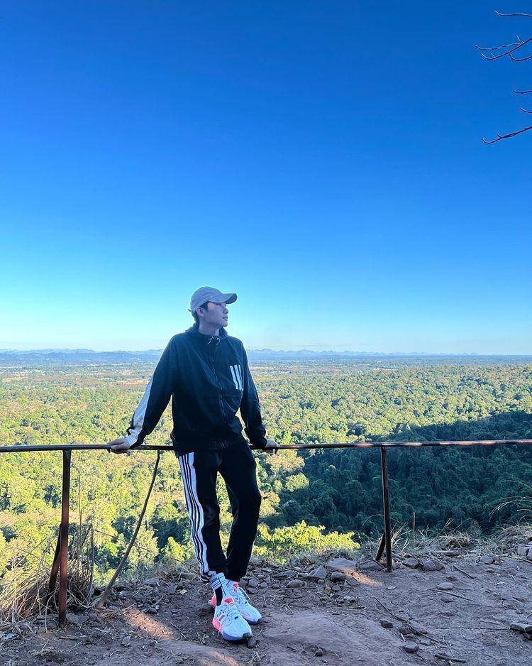 Ide outfit simpel dan elegan ala aktor Thailand Mark Siwat (instagram.com/marksiwat)