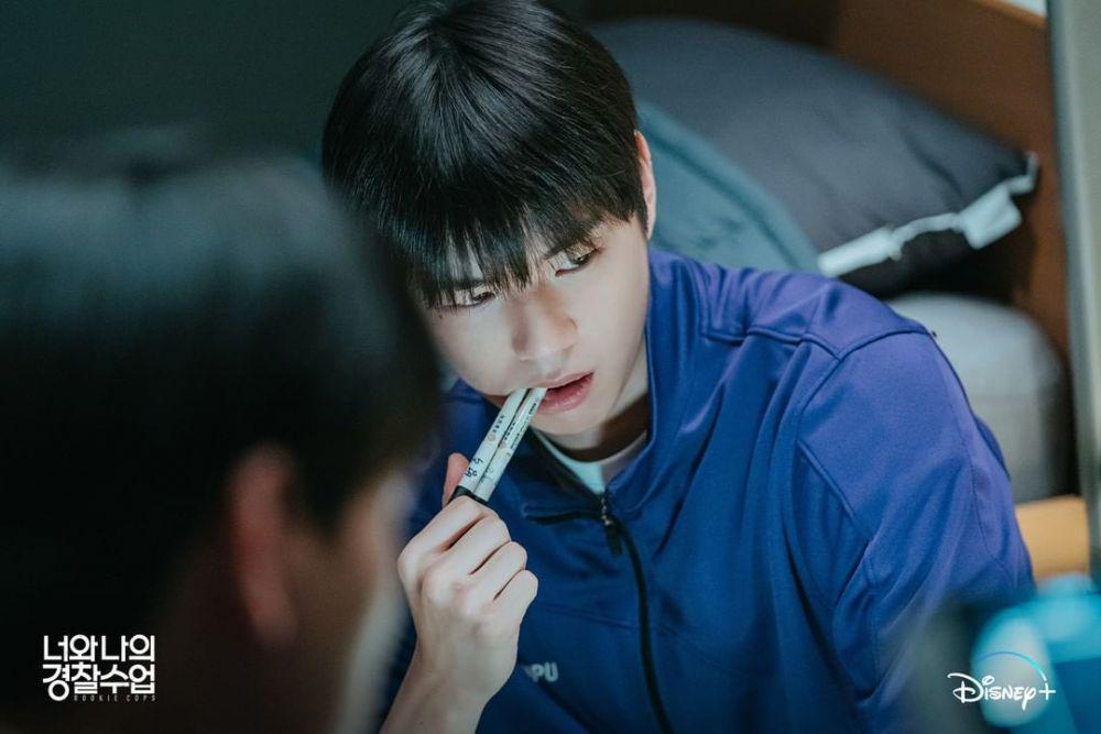 18 Harga Outfit Kang Daniel di Rookie Cops,  Kasual dan Simpel