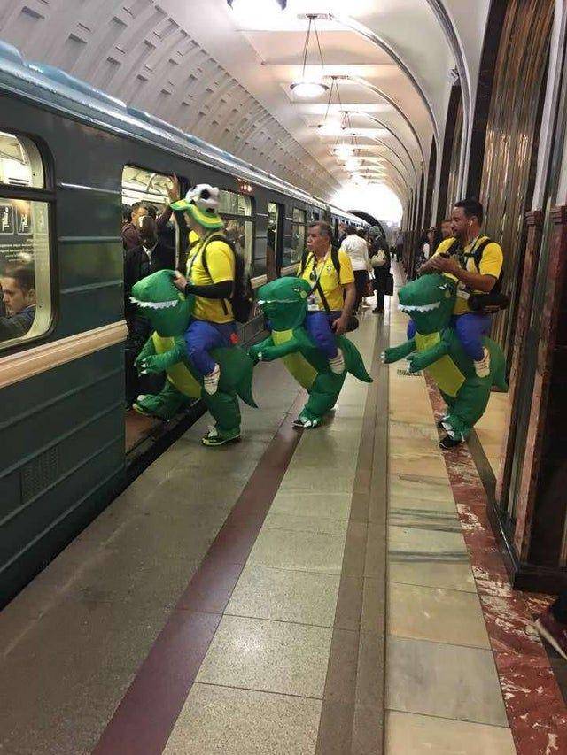 potret pendukung Brazil di dalam MRT Moskow (reddit.com/user/sallem654)