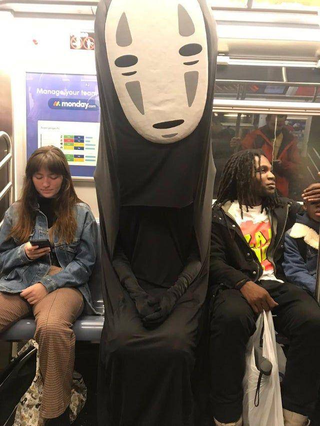 potret cosplayer Kaonashi di dalam MRT (reddit.com/user/Zin-Fed)