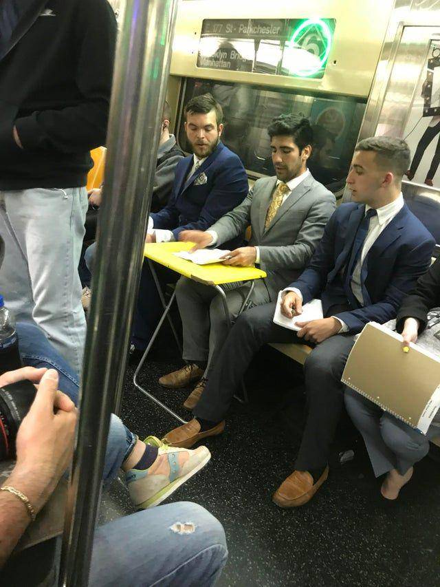 potret orang rapat di dalam MRT (reddit.com/user/brdesignguy)