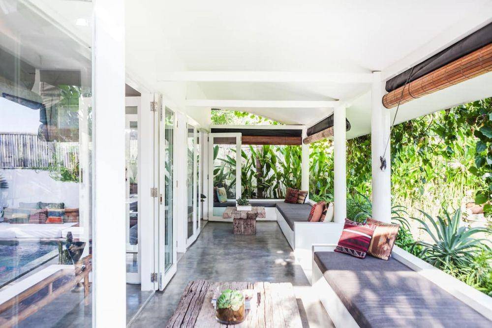 Desain Teras dengan Sentuhan Tropis ala Villa (airbnb.com/FELLA Luxury Beach Villa Canggu)