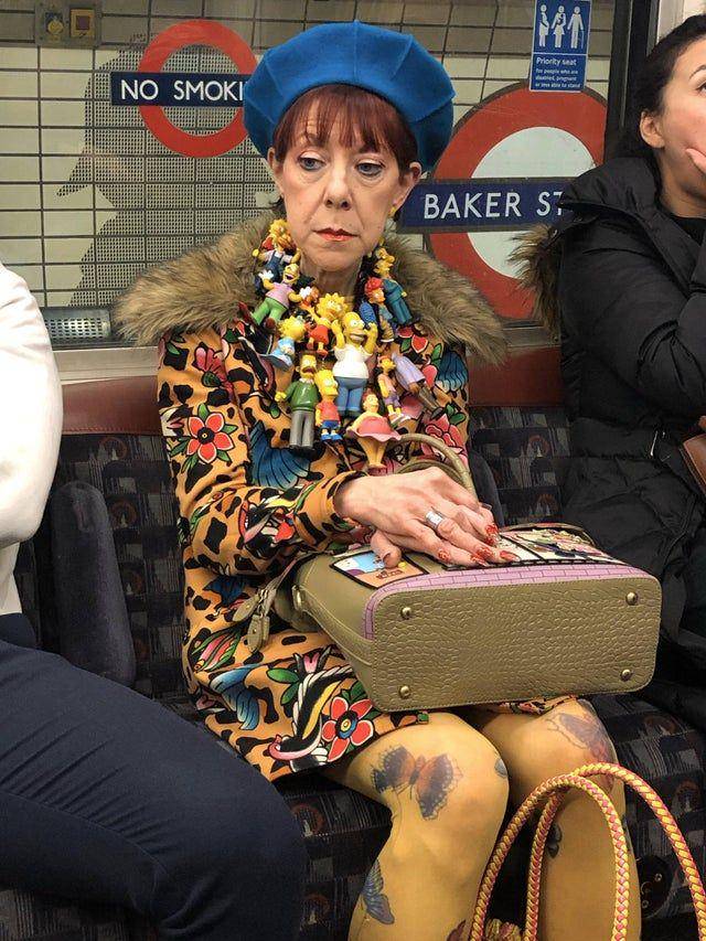 potret wanita memakai kostum The Simpson di dalam MRT (reddit.com/user/zhenxing)