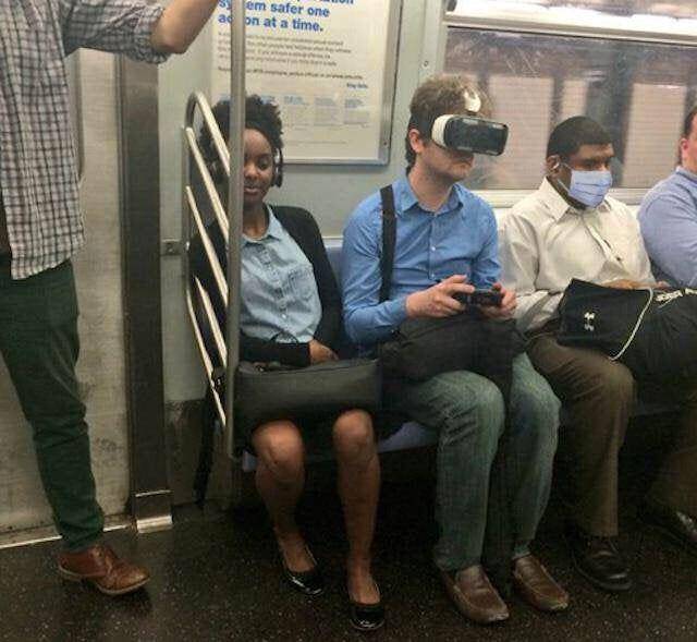 potret pria main game VR di dalam MRT (reddit.com/user/cyberpunkkarmathief)