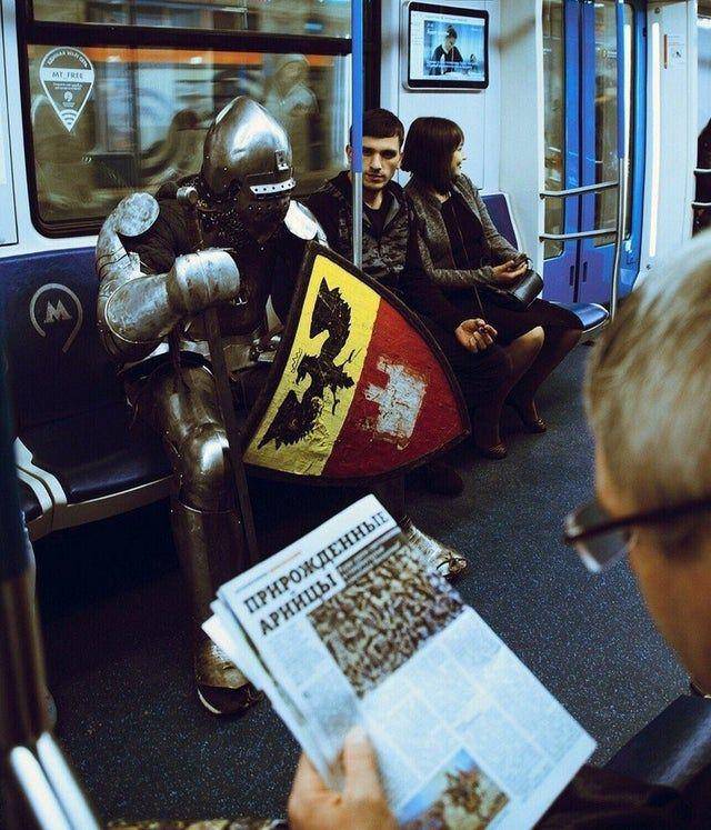 potret kesatria di dalam MRT (reddit.com/user/Asmodeane)