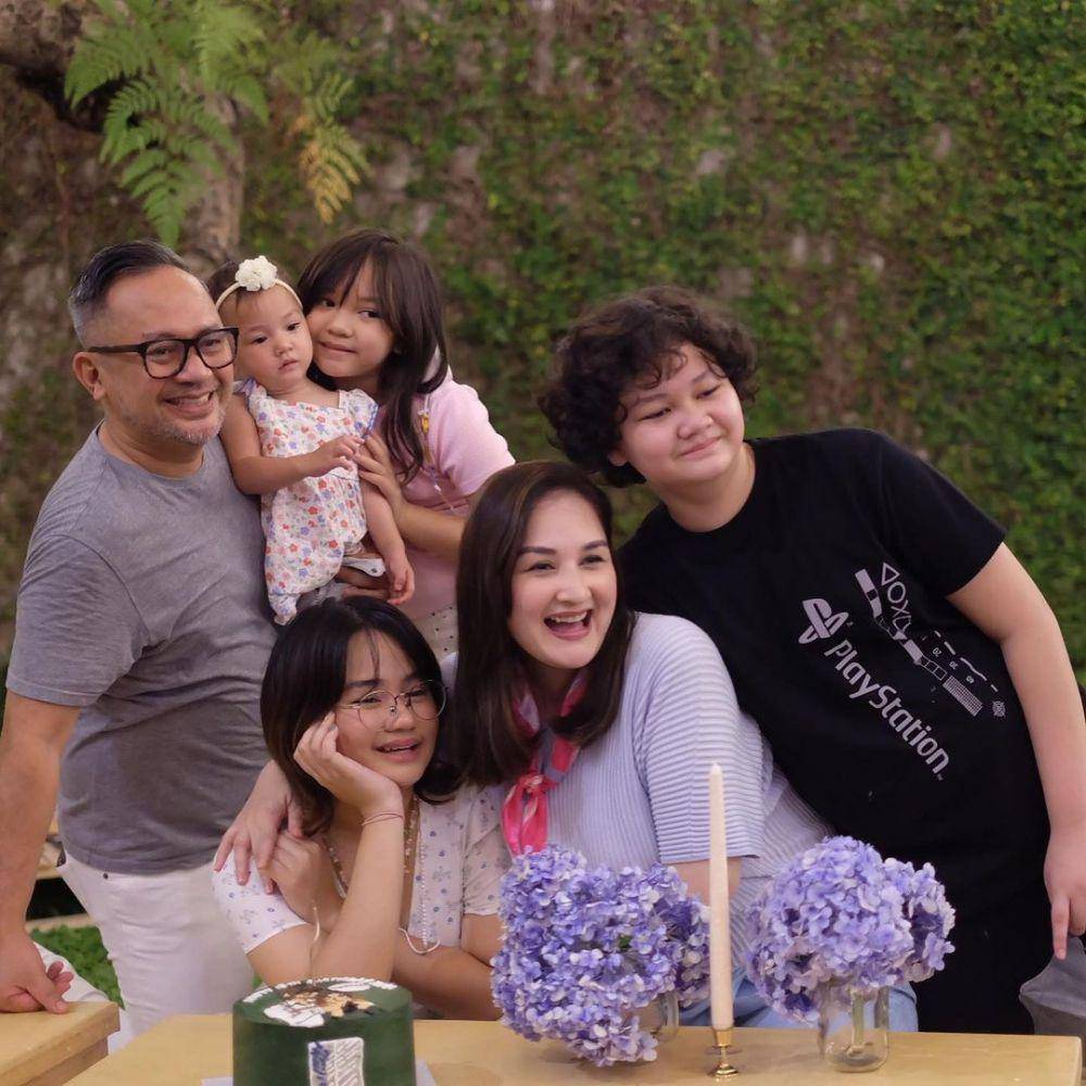 potret keluarga Mona Ratuliu (instagram.com/indrabrasco)