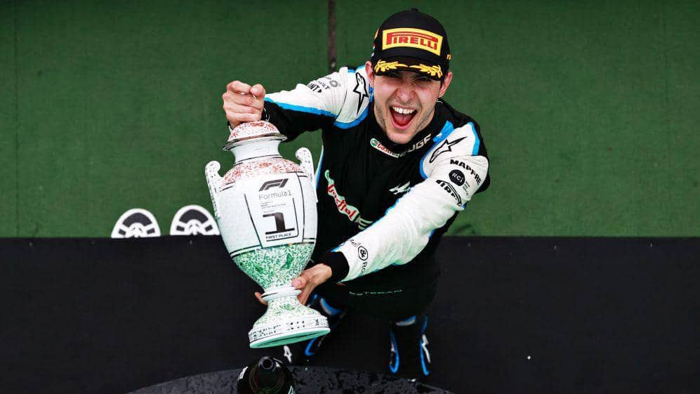 Esteban Ocon mengangkat trofi saat menangi GP Hungaria (formula1.com)