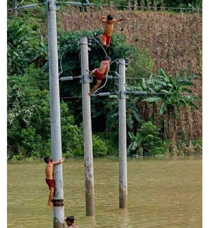 Kelakuan absurd warga +62 (facebook.com/Frndyprtm)