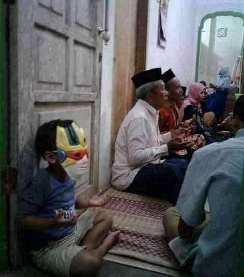 Kelakuan absurd warga +62 (facebook.com/Hanafi)