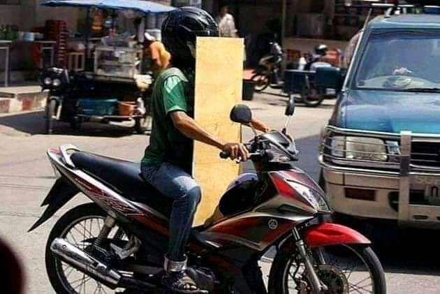 Kelakuan absurd warga +62 (facebook.com/K e n a p a ?)