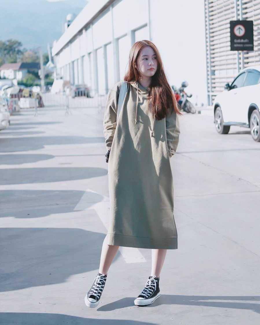 dress dan sneakers ala Pimtha (instagram.com/pimtha)
