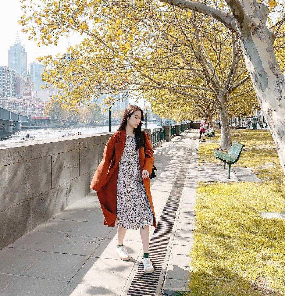 dress dan sneakers ala Pimtha (instagram.com/pimtha)