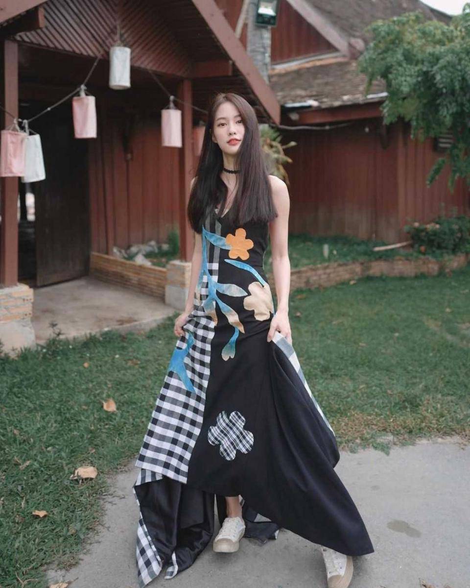 dress dan sneakers ala Pimtha (instagram.com/pimtha)