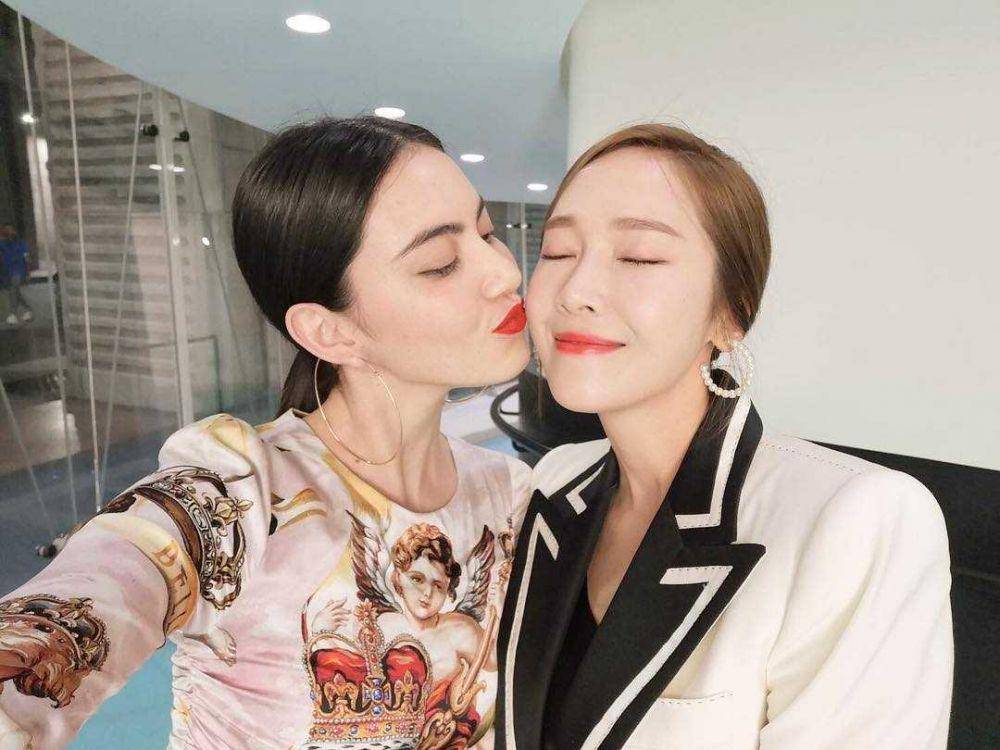Mai Davika dan Jessica Jung (instagram.com/davikah)