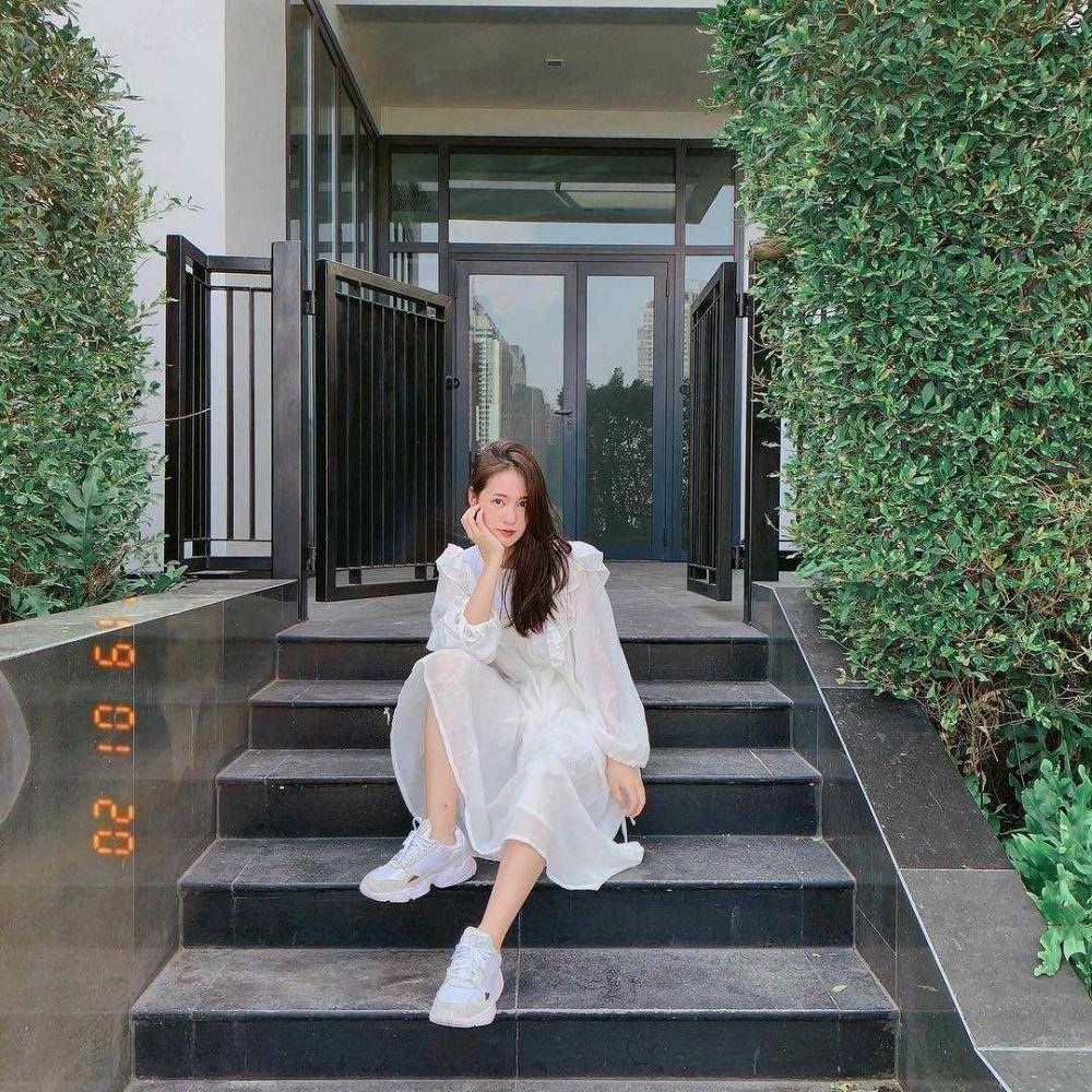 dress dan sneakers ala Pimtha (instagram.com/pimtha)