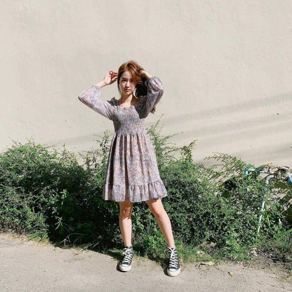 dress dan sneakers ala Pimtha (instagram.com/pimtha)