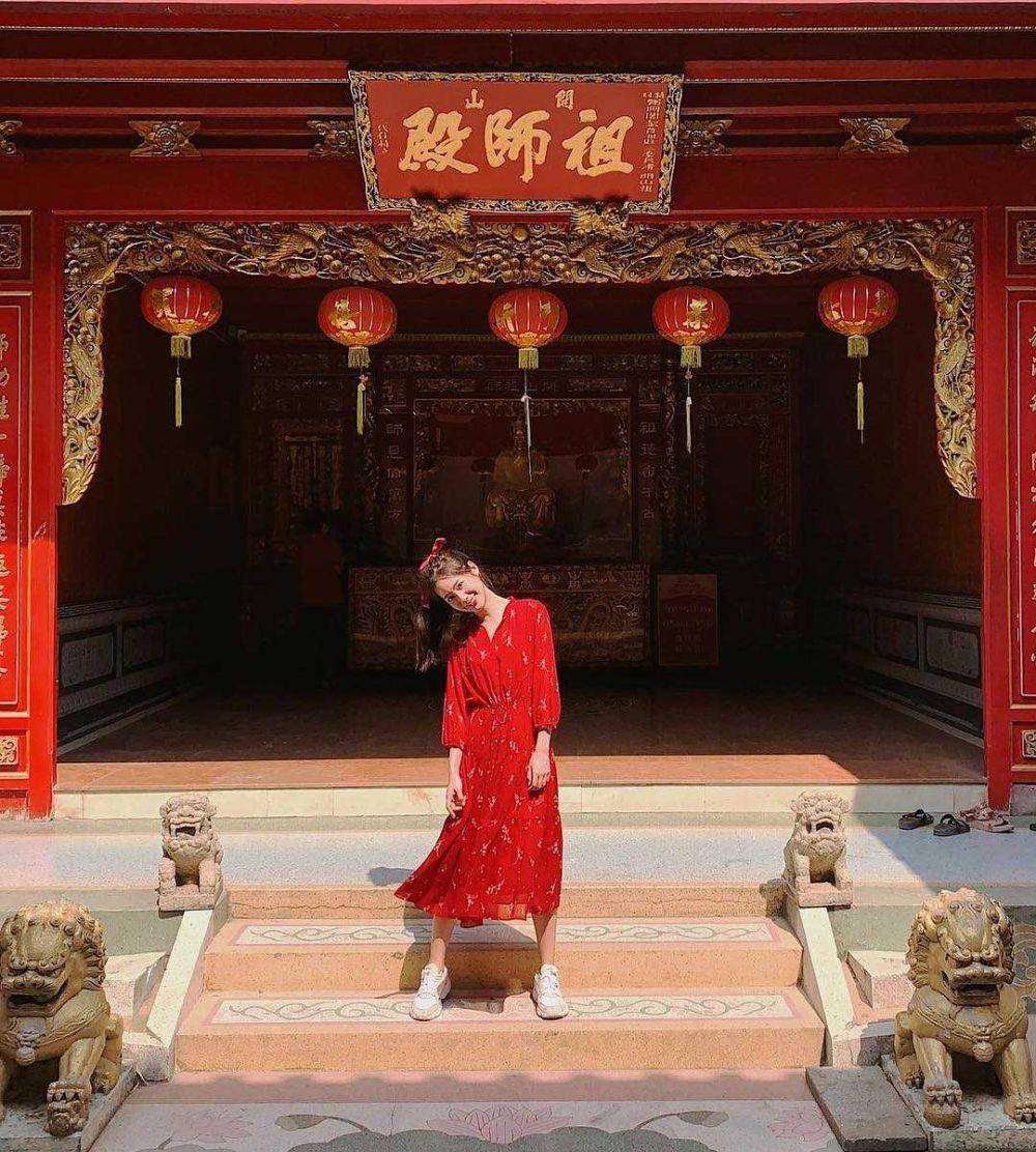 dress dan sneakers ala Pimtha (instagram.com/pimtha)