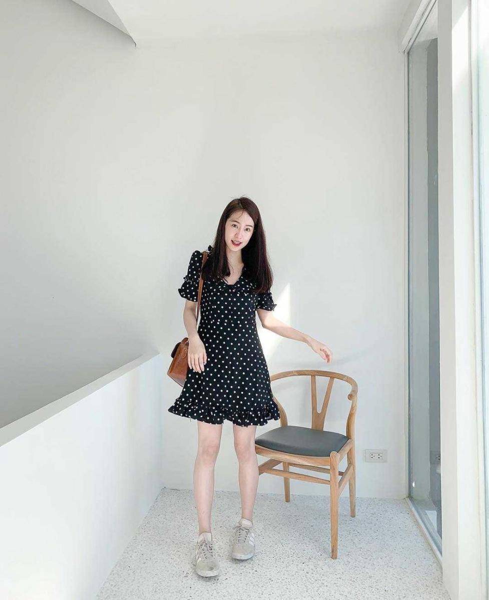 dress dan sneakers ala Pimtha (instagram.com/pimtha)