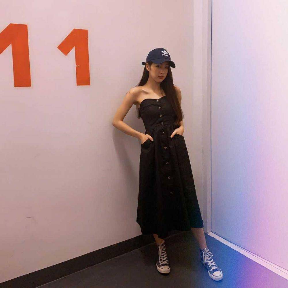 dress dan sneakers ala Pimtha (instagram.com/pimtha)