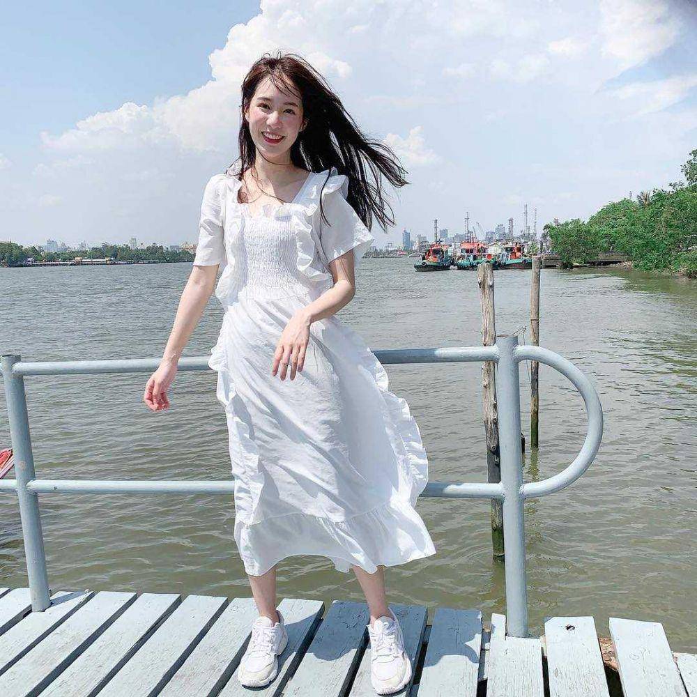 dress dan sneakers ala Pimtha (instagram.com/pimtha)