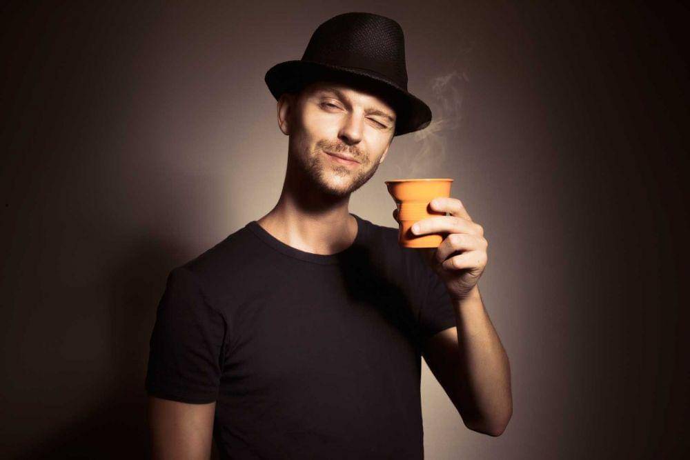 ilustrasi minum kopi (pixabay.com/Sammy-Sander)