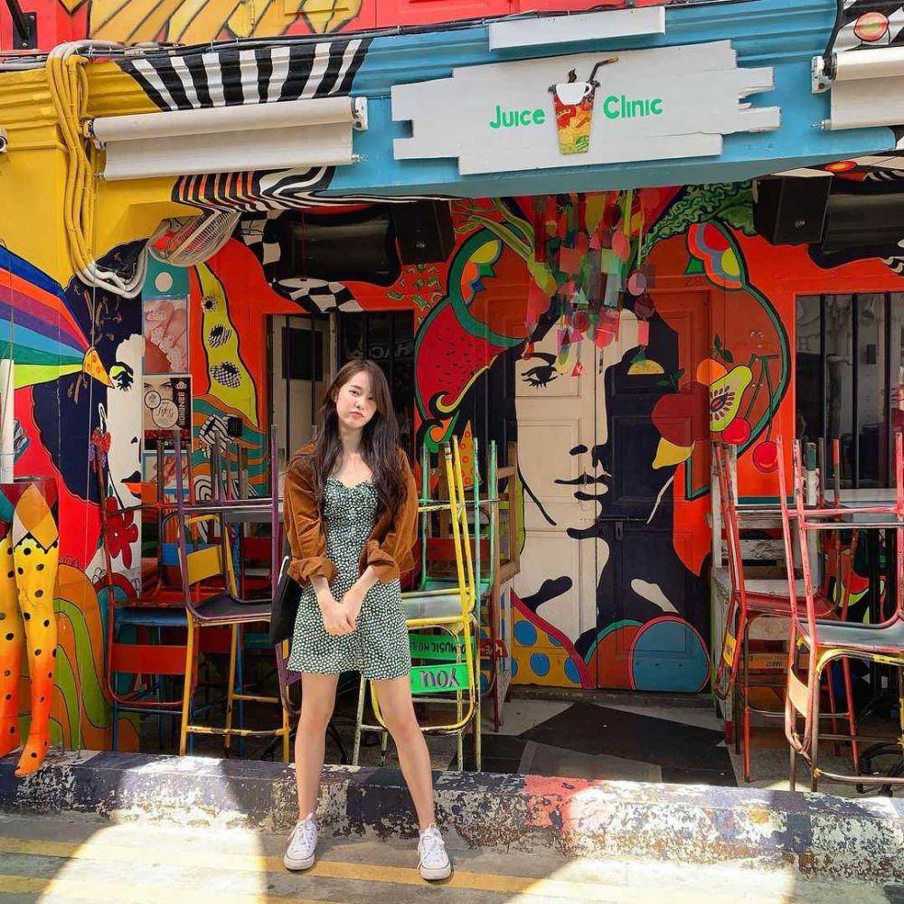 dress dan sneakers ala Pimtha (instagram.com/pimtha)
