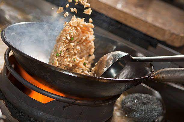 ilustrasi masak nasi goreng (istockphoto.com/Serge_Bertasius)