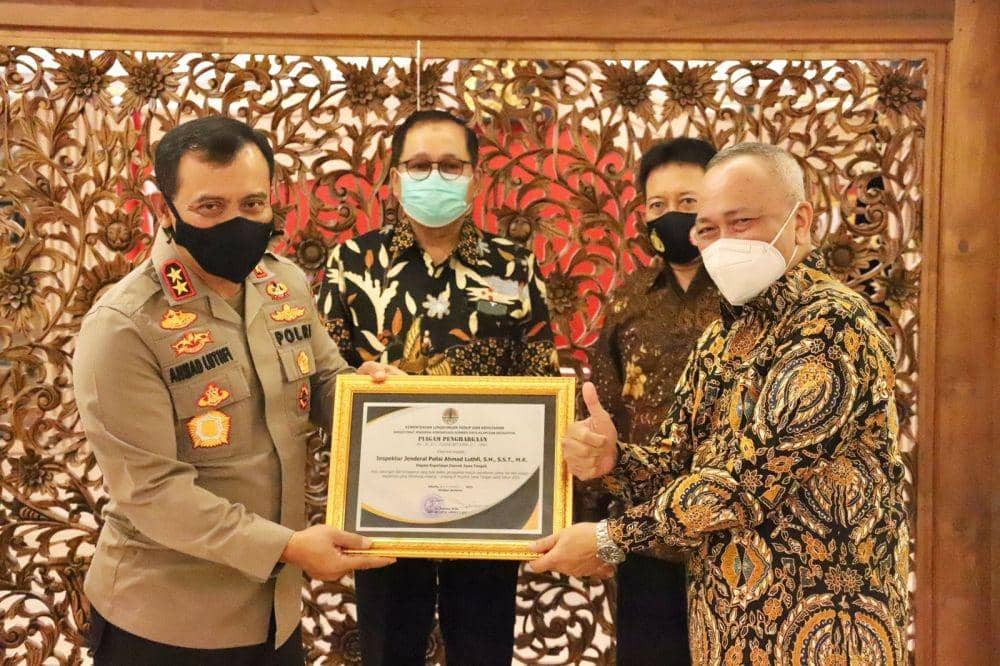 Dirjen Konservasi Sumber Daya Alam dan Ekosistem (KSDAE) KLHK, Wiratno saat menyerahkan penghargaan kepada Kapolda Jateng Irjen Ahmad Luthfi. (Dok Humas Polda Jateng)