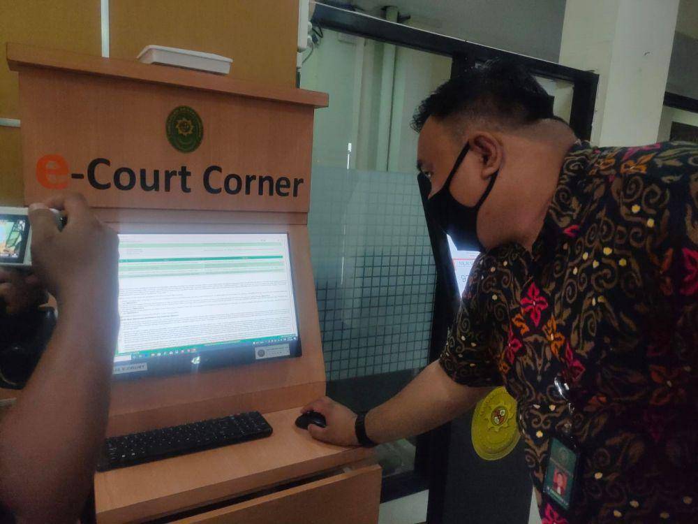 Humas Pengadilan Negeri Jombang Muhammad Riduansyah menunjukkan permohonan praperadilan MSA. IDN Times/Zainul Arifin