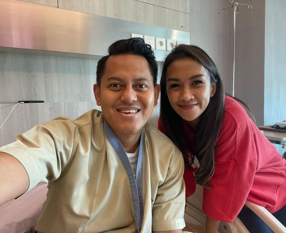 9 Potret Melanie Putria Temani Calon Suami Operasi Tumor Otak