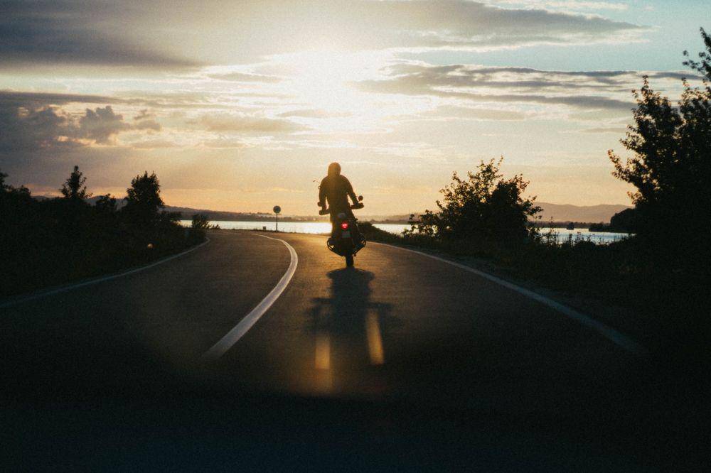 ilustrasi pengendara sepeda motor (pexels.com/Djordje Petrovic)