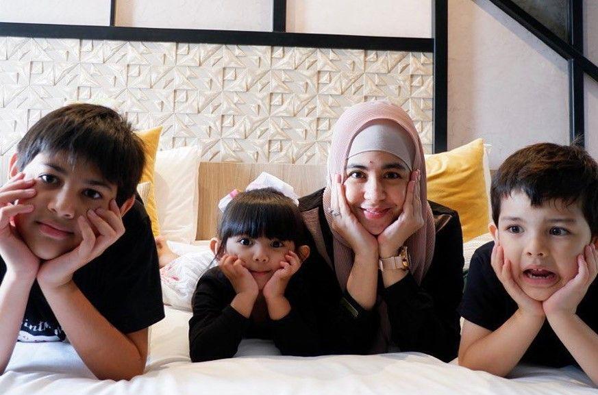 9 Potret Risty Tagor Bersama Tiga Buah Hati, Selalu Kompak!