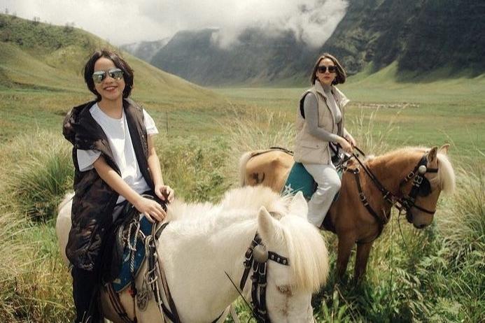 10 Momen Liburan BCL dan Noah di Bromo, Paras Anak Curi Perhatian