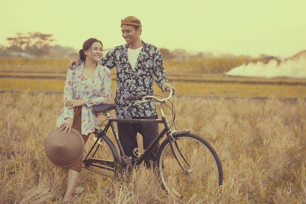 Prewedding dengan Kebaya Klasik (instagram.com/vickyshu)