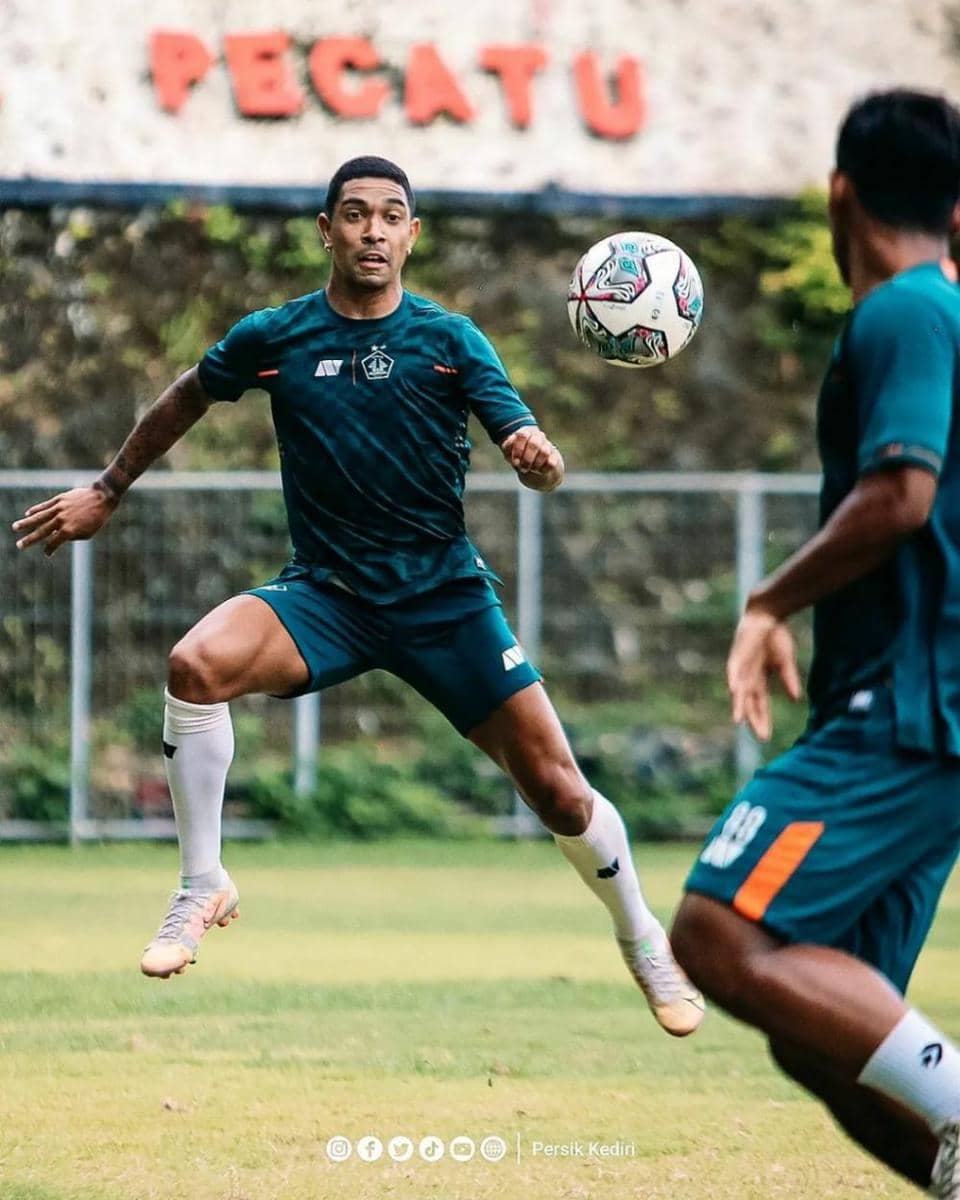 Pemain Persik Kediri saat berlatih di Bali. Instagram.com/persikfcofficial