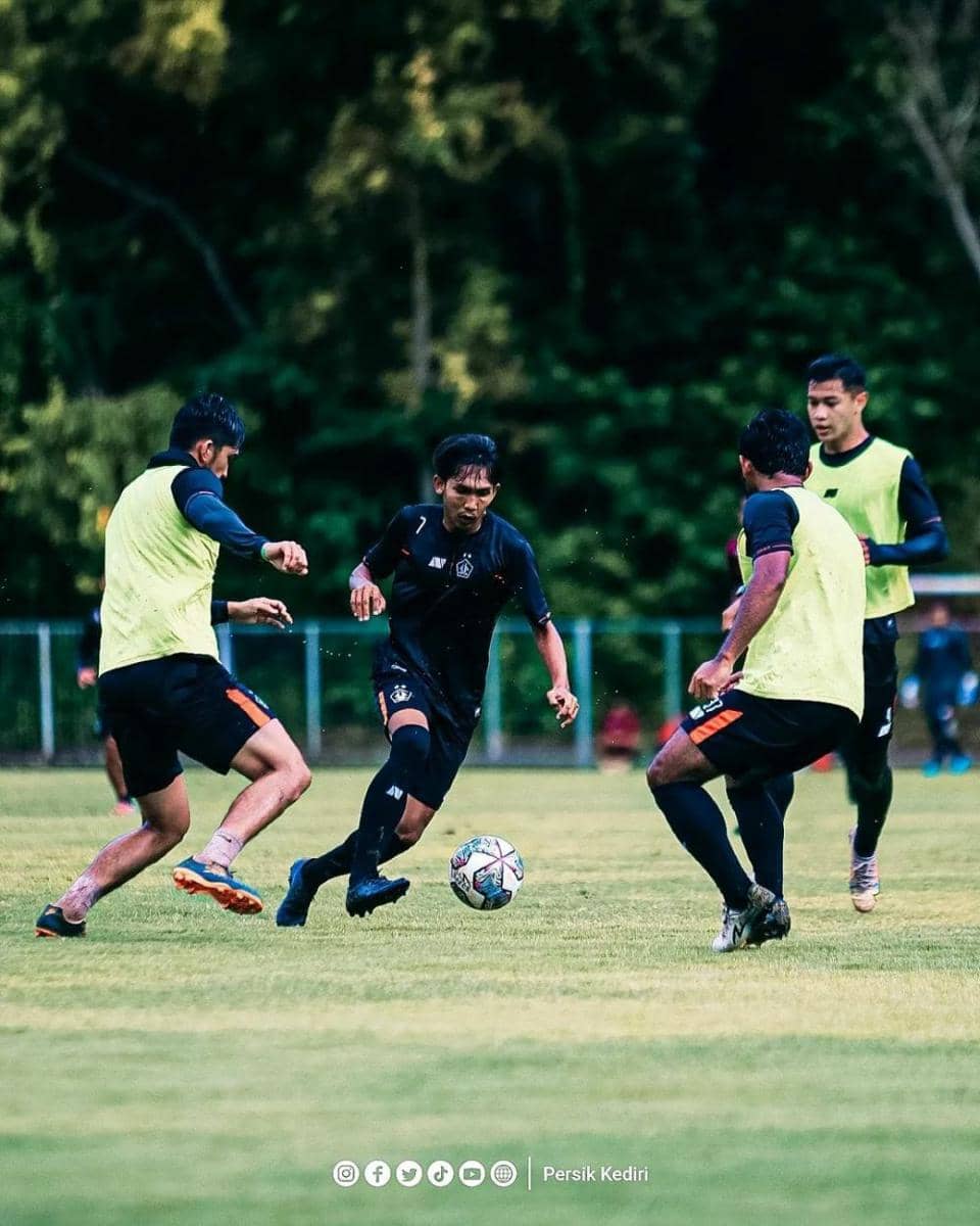 Pemain Persik Kediri saat berlatih di Bali. Instagram.com/persikfcofficial