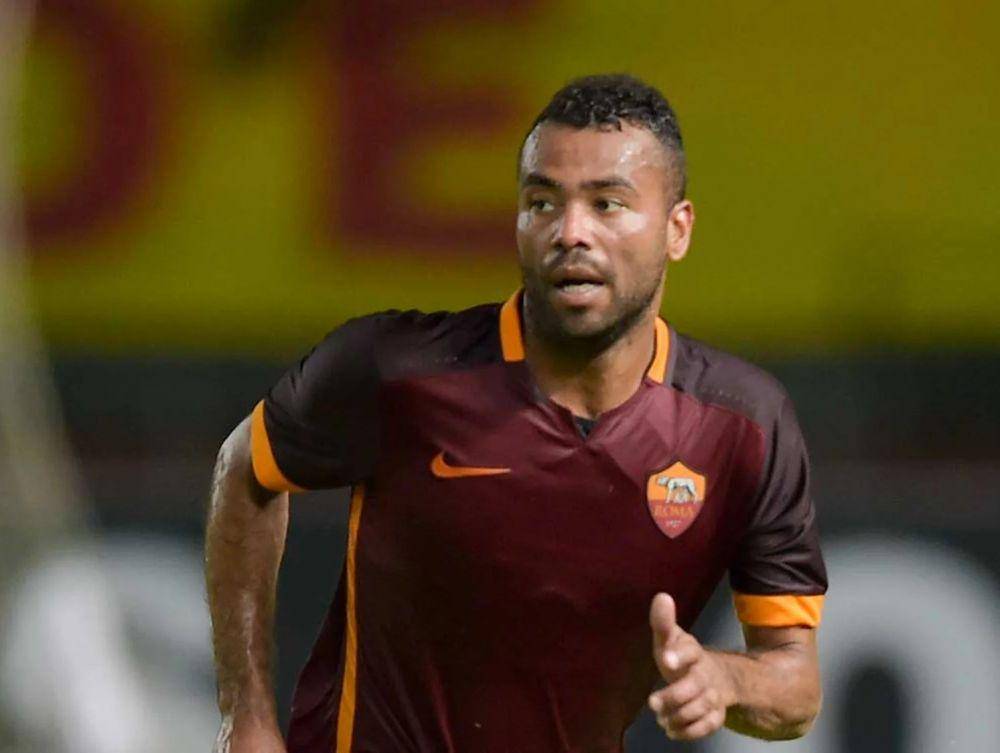 potret Ashley Cole bereragam AS Roma (asroma.com)