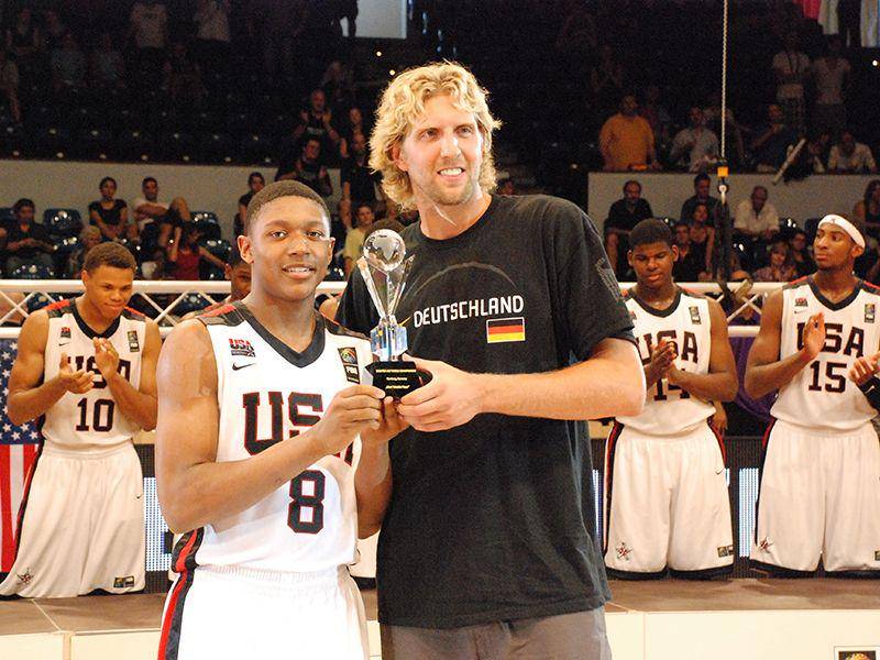 Bradley Beal (kiri) menerima penghargaan dari Dirk Nowitzki (usab.com)